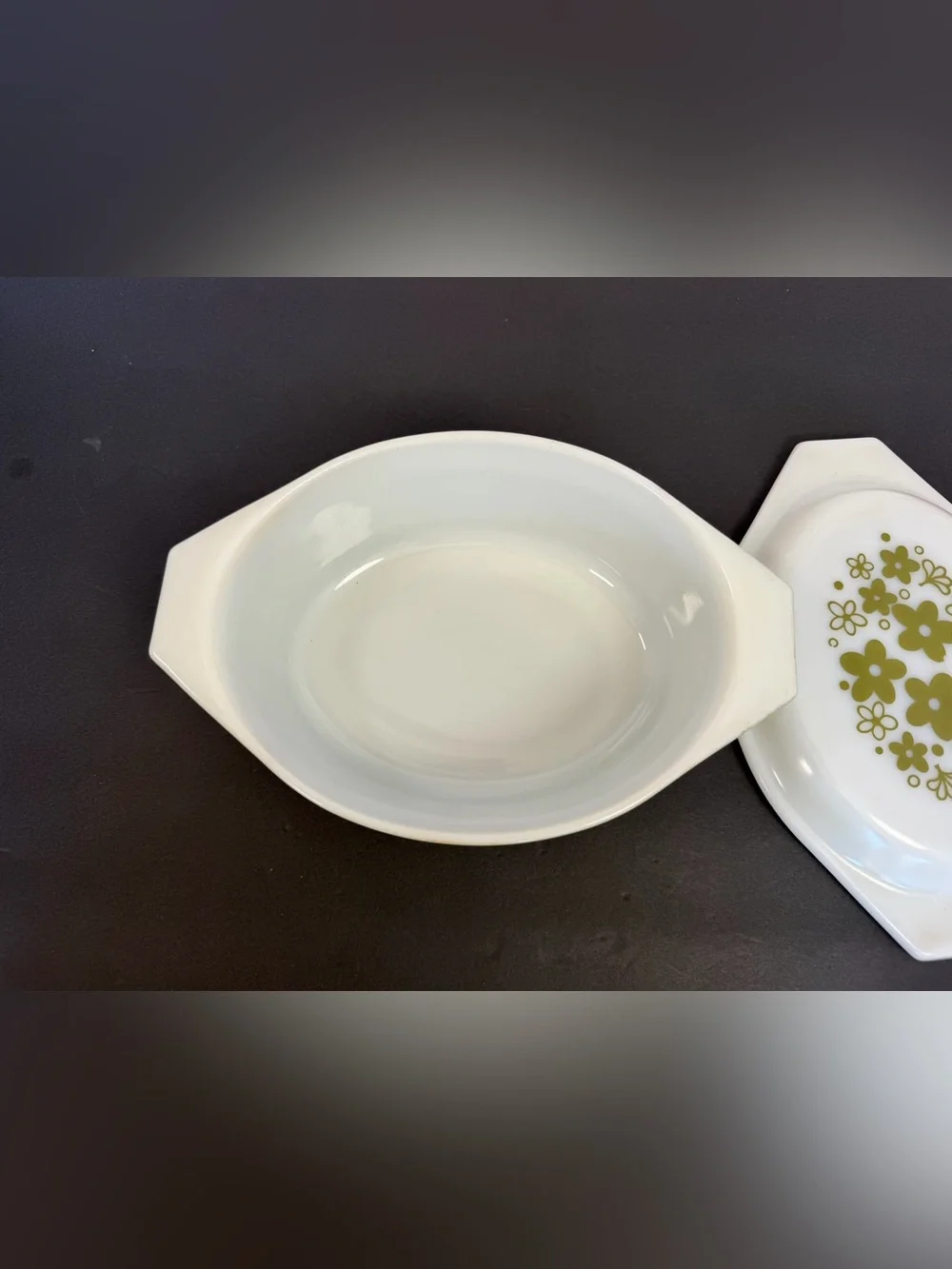 Vintage Avocado Green Spring Blossom Pyrex 1.5QT Covered Casserole